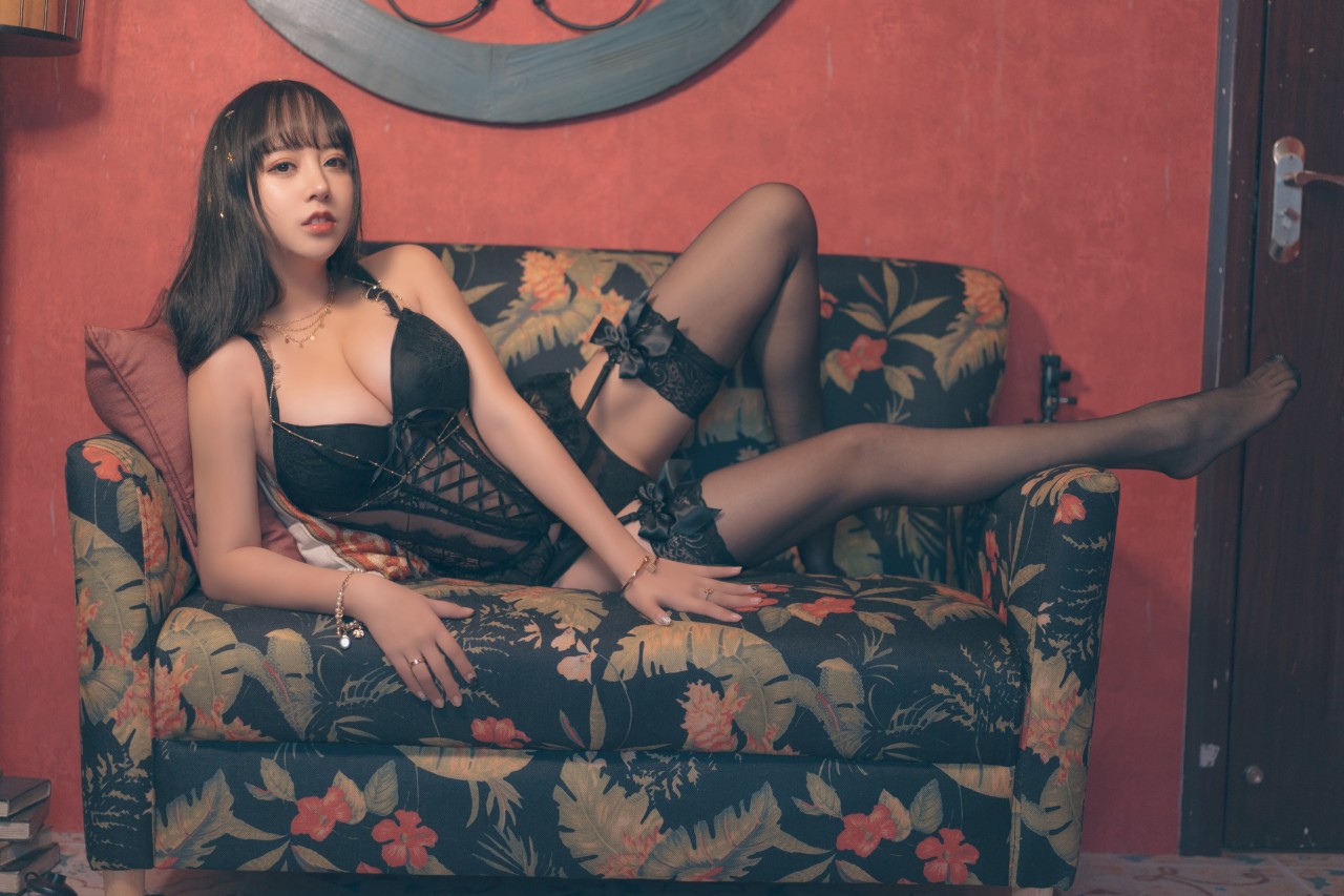 情趣黑絲美女圖片
