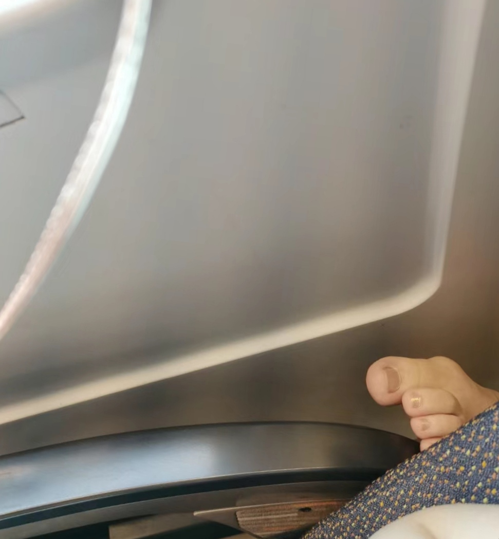 沒有邊界感的腳丫子