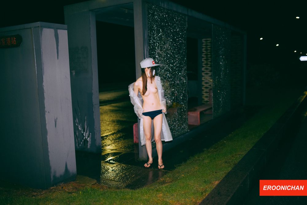 雨夜野外露出的頂端妹子