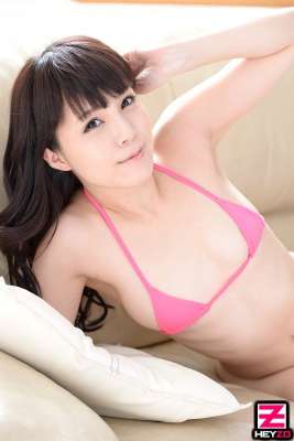 貧乳少婦站著撒尿跪著打炮