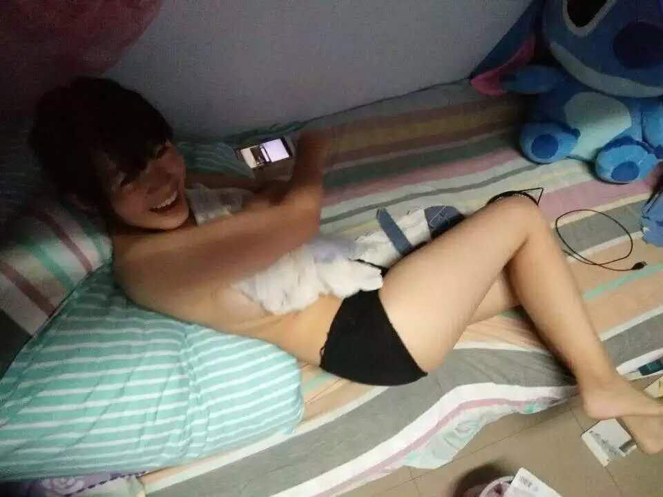 98年如假包換學生妹，露臉自拍
