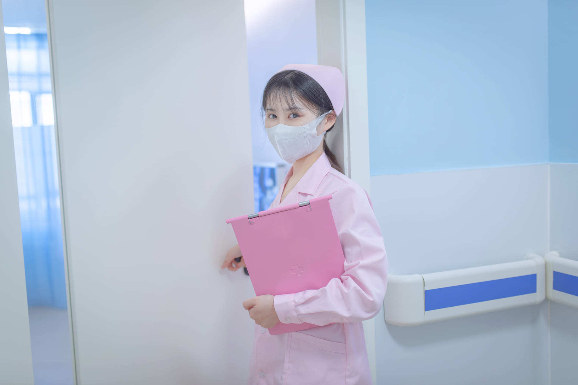 讓護(hù)士姐姐看看