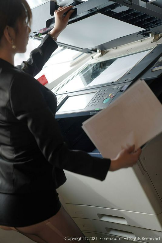 制服女秘書OL翹臀性感誘惑寫真