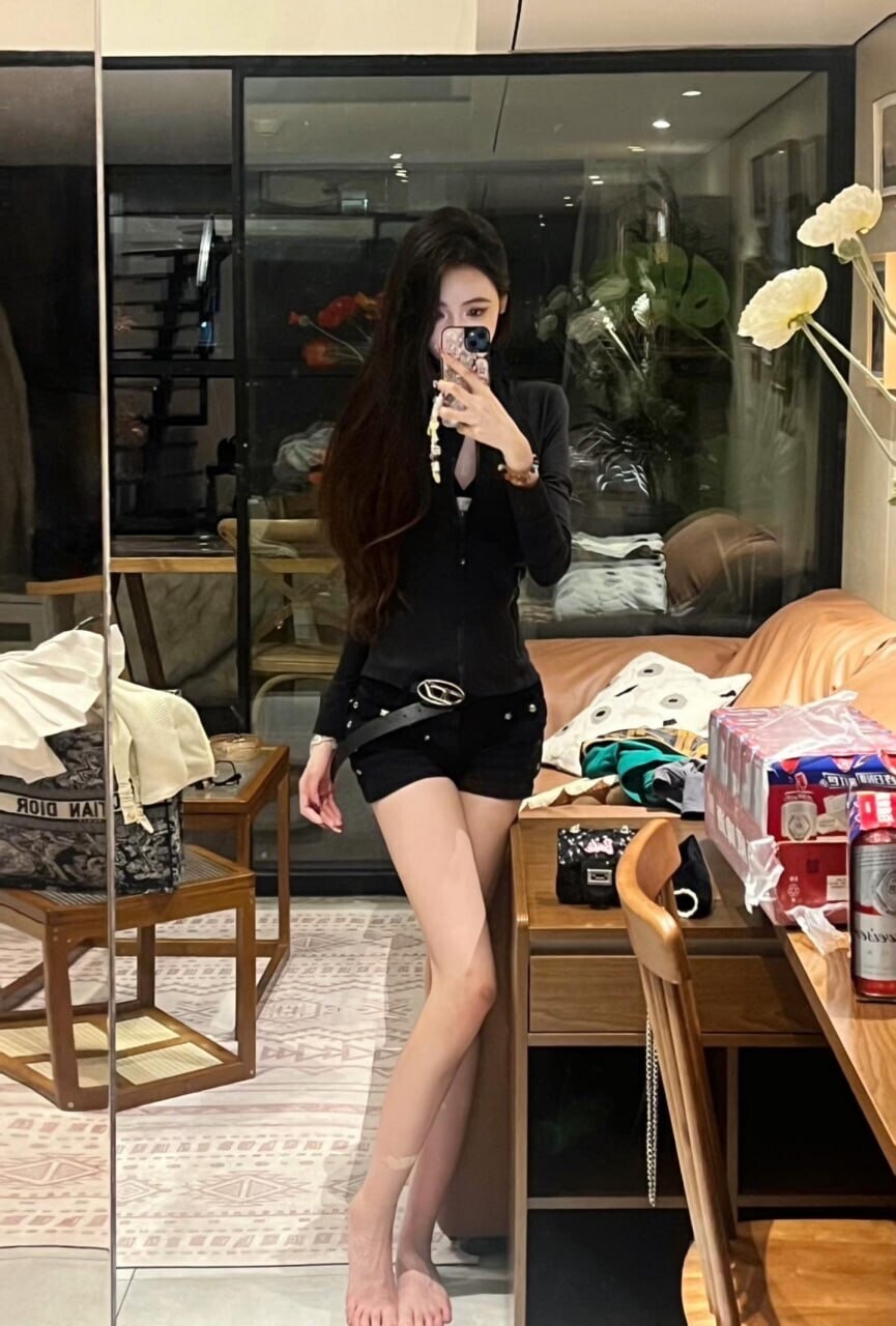 清純外表的反差女孩[25P]