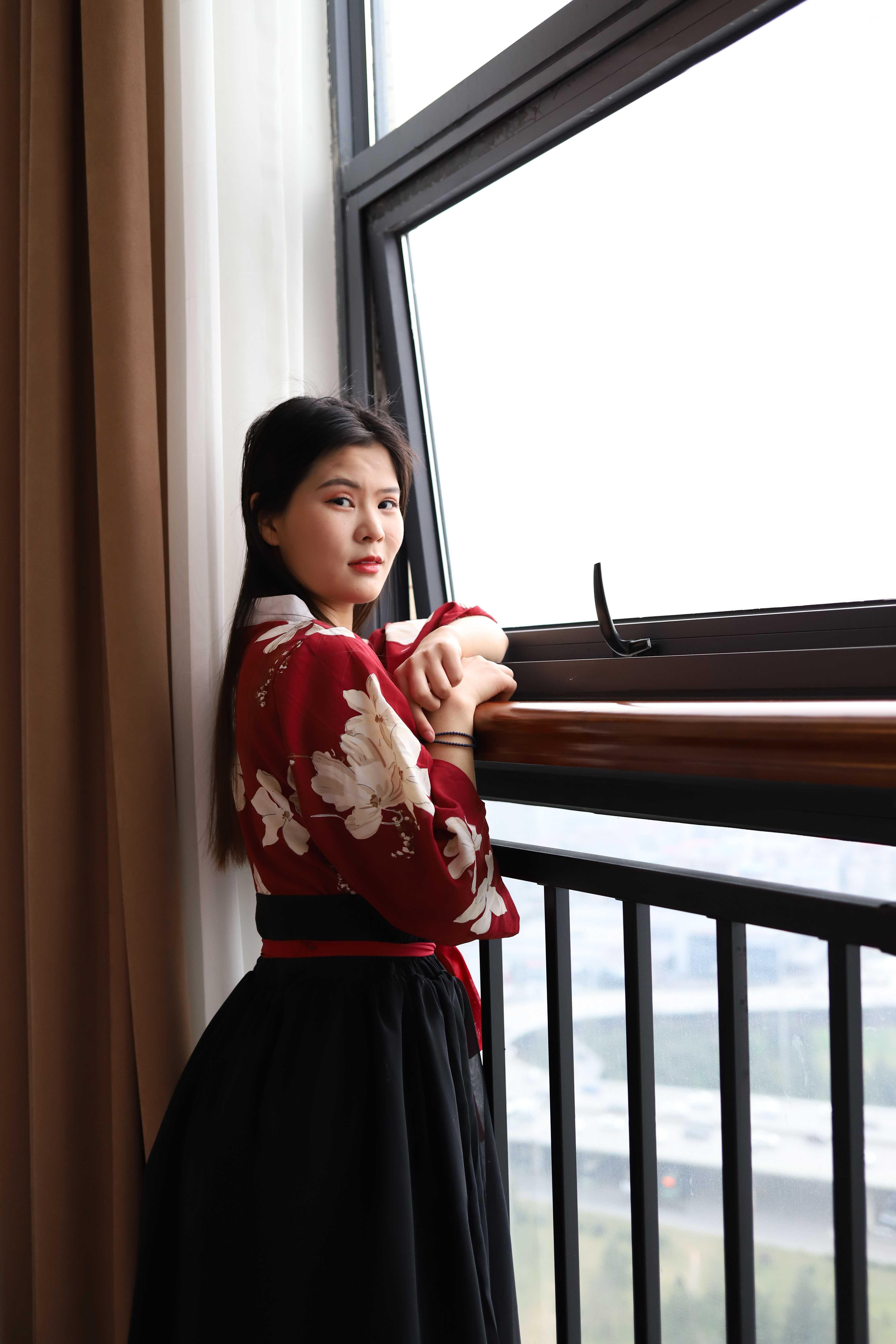 氣質小姐姐脫掉衣服漏出奶子
