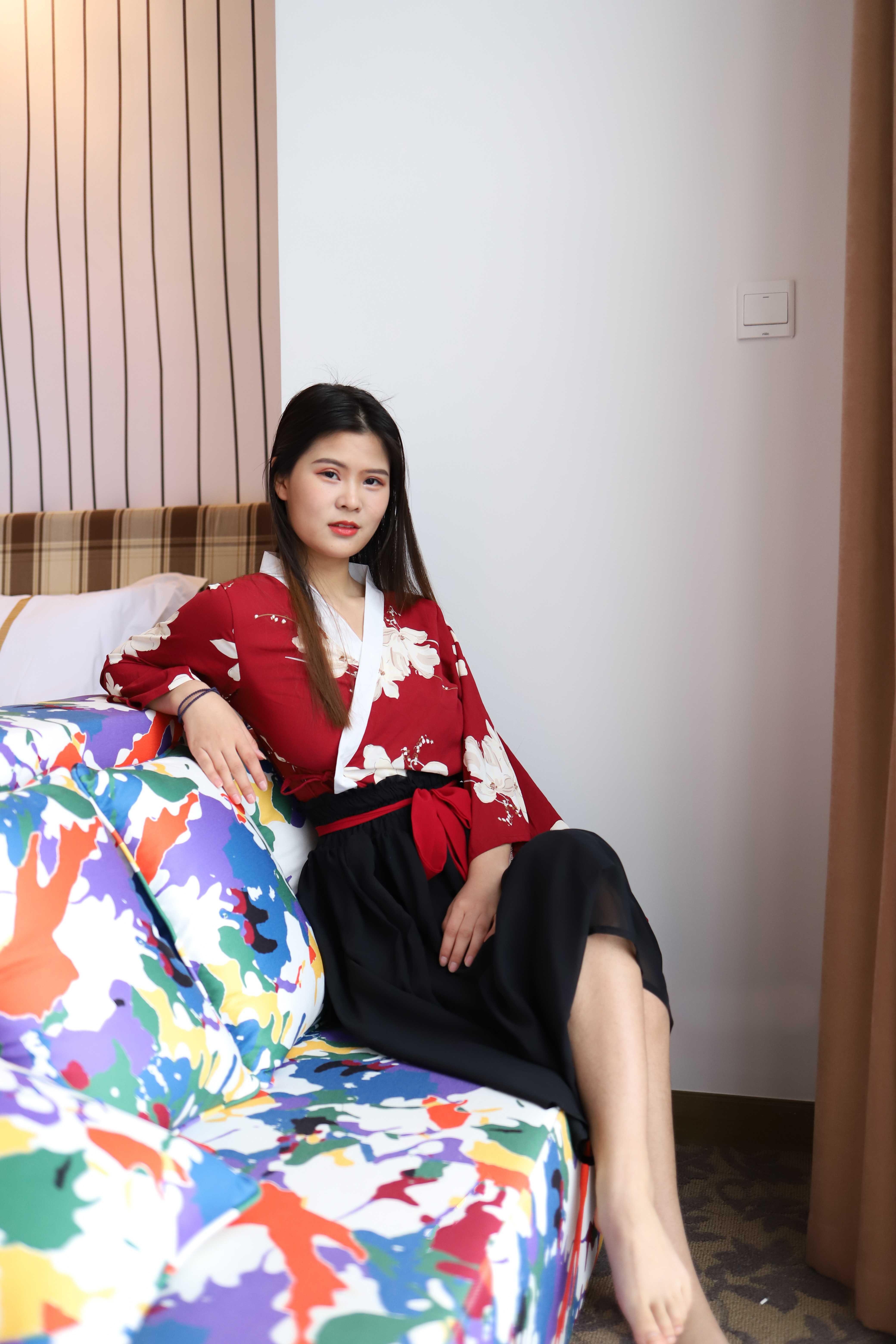 氣質小姐姐脫掉衣服漏出奶子