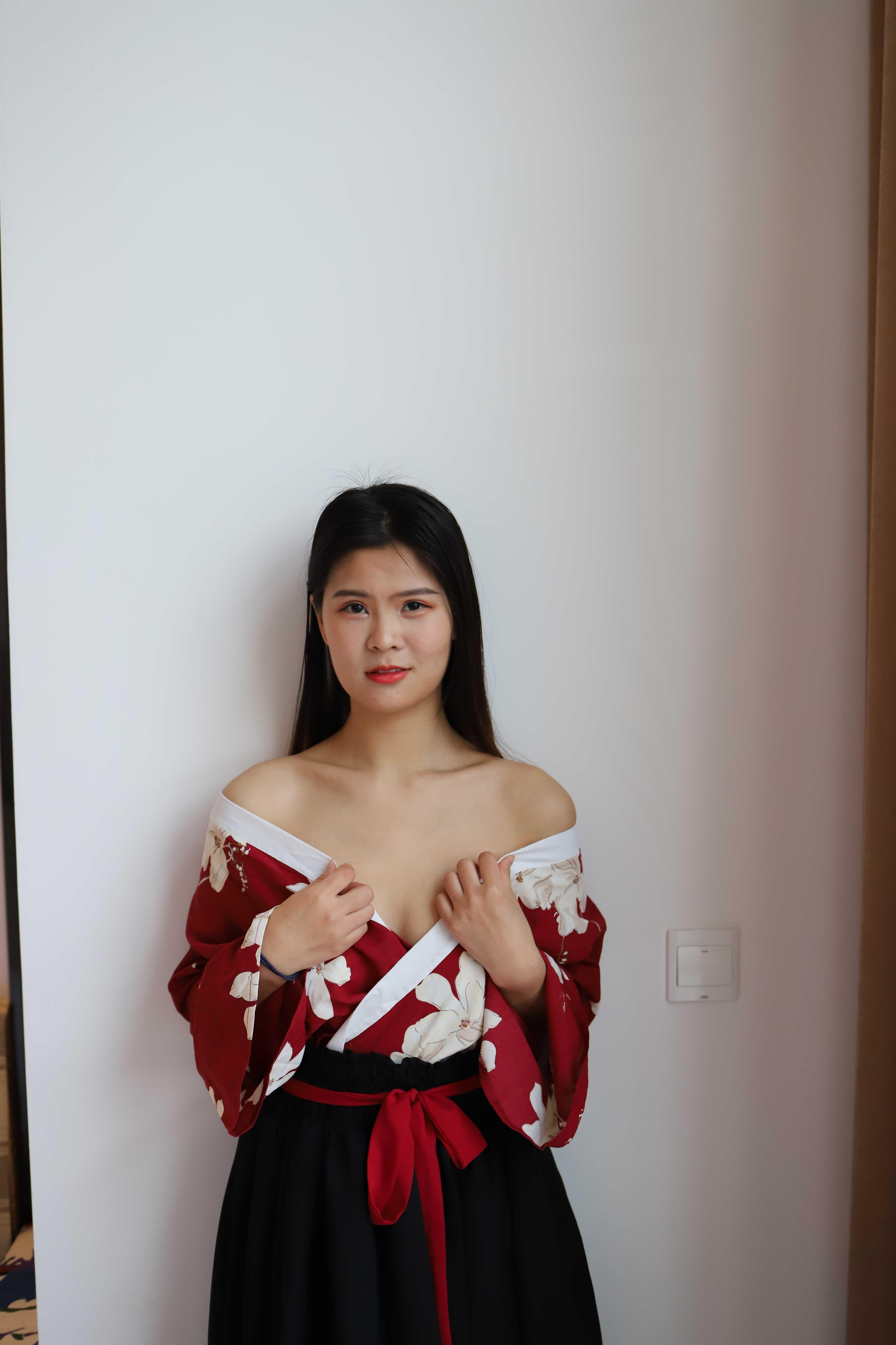 氣質小姐姐脫掉衣服漏出奶子