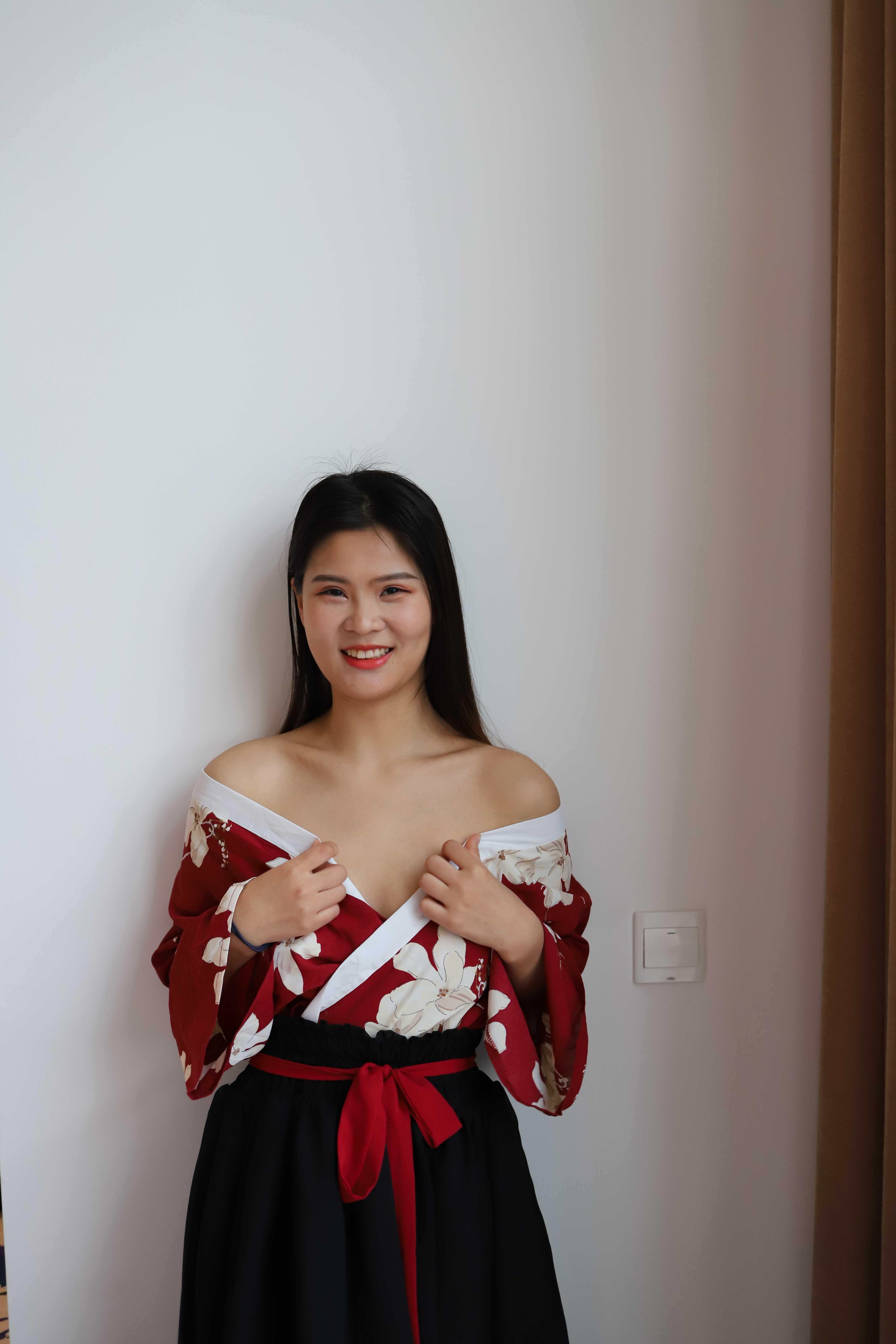 氣質小姐姐脫掉衣服漏出奶子