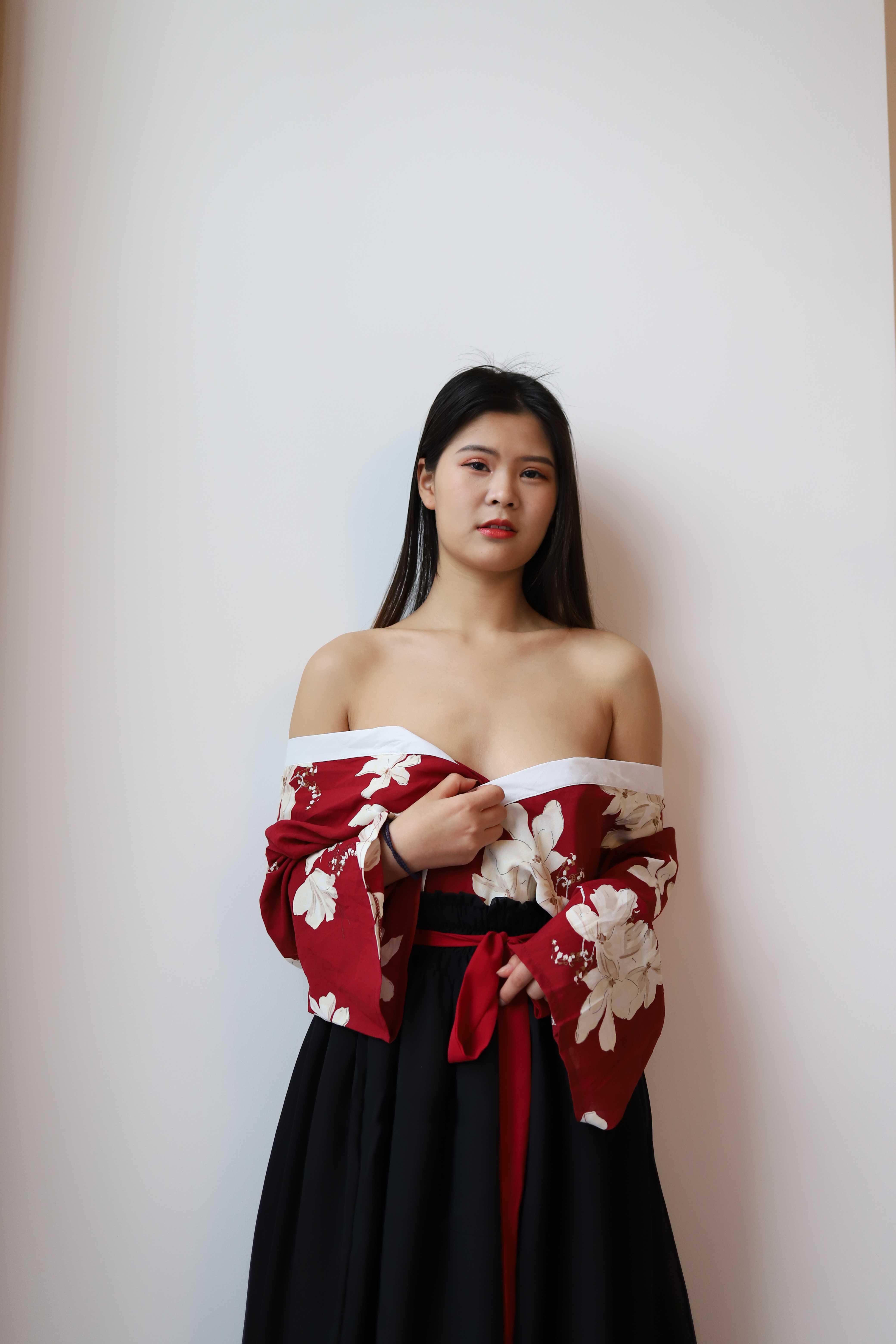 氣質(zhì)小姐姐脫掉衣服漏出奶子
