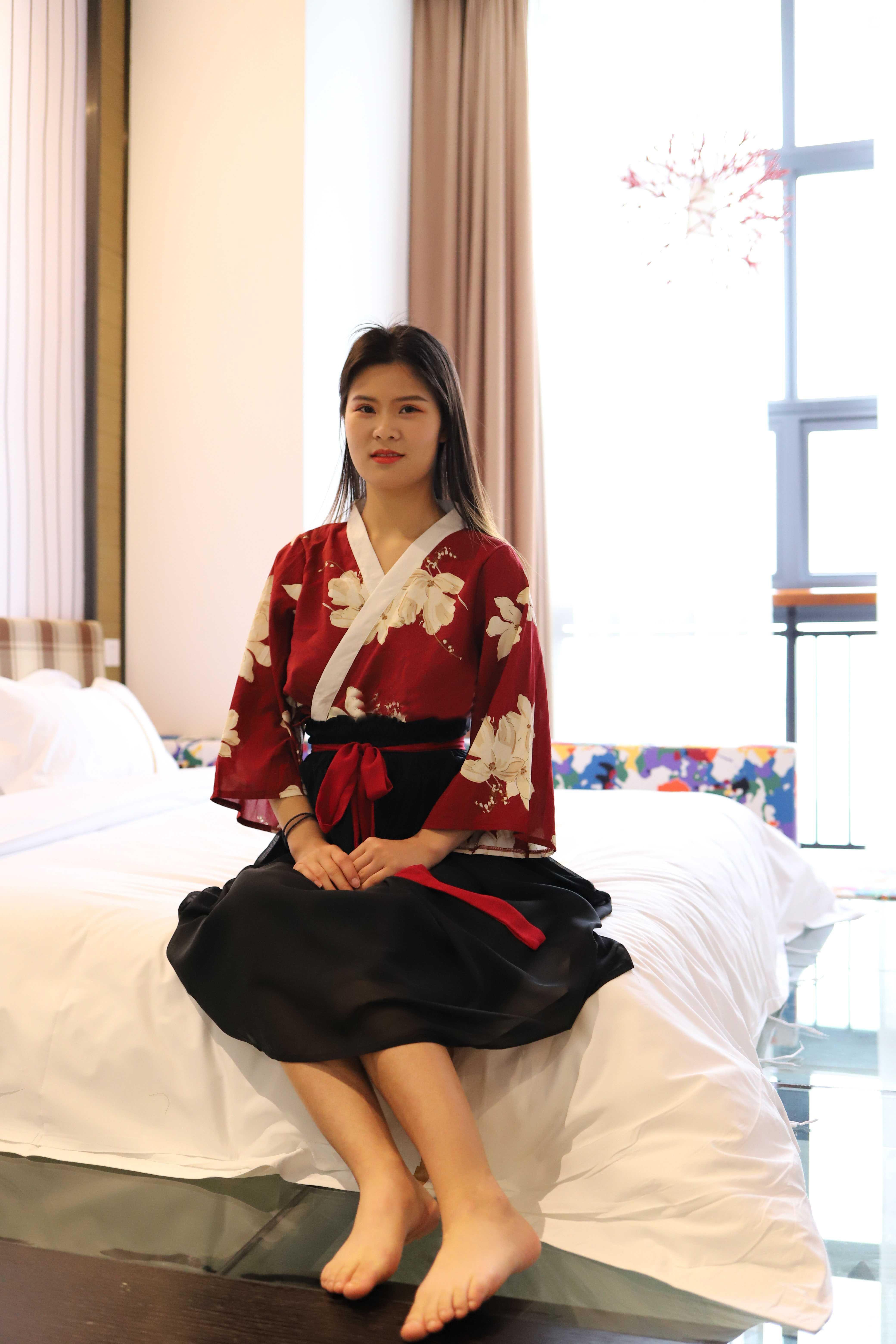 氣質小姐姐脫掉衣服漏出奶子