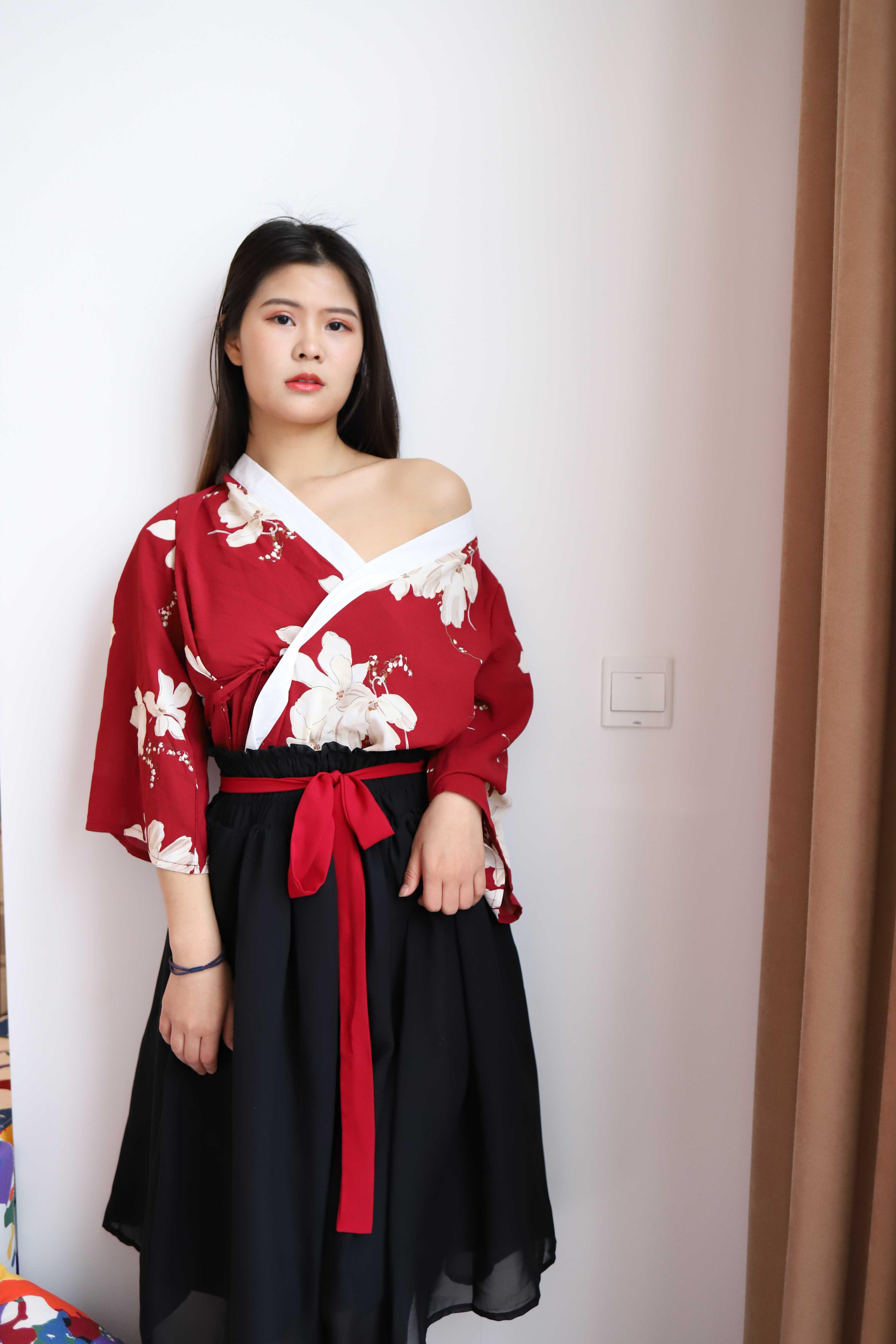 氣質小姐姐脫掉衣服漏出奶子
