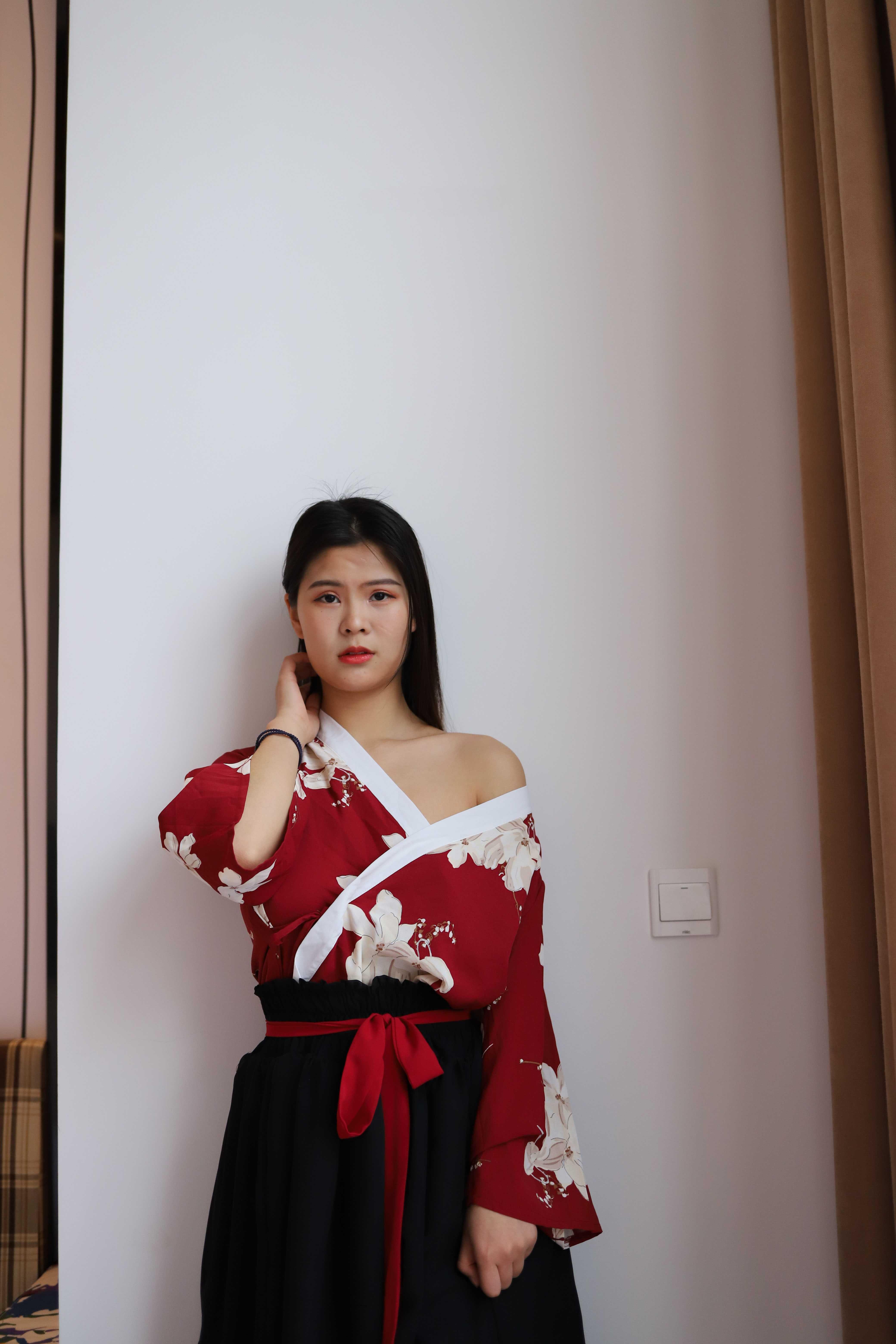 氣質小姐姐脫掉衣服漏出奶子