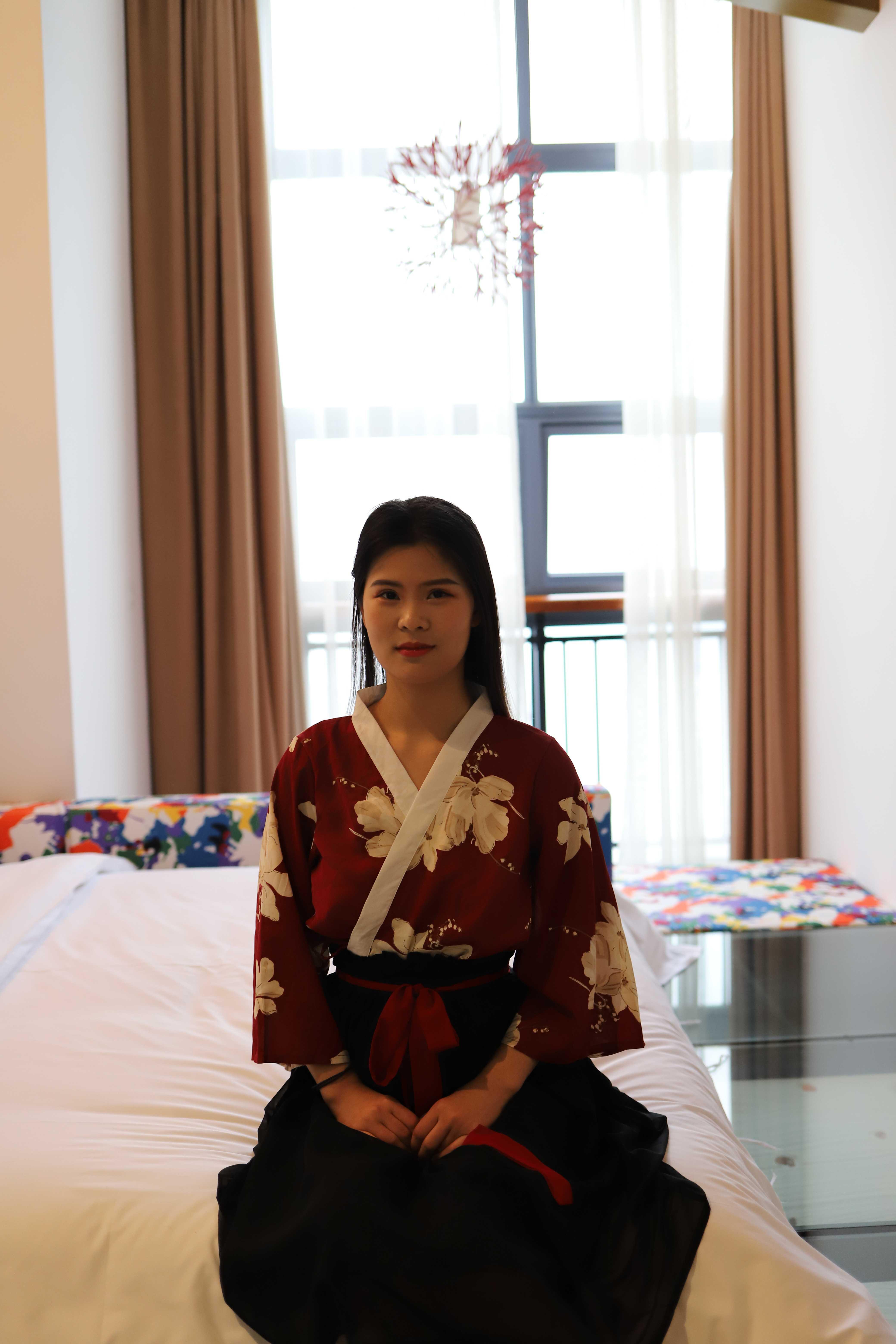 氣質小姐姐脫掉衣服漏出奶子