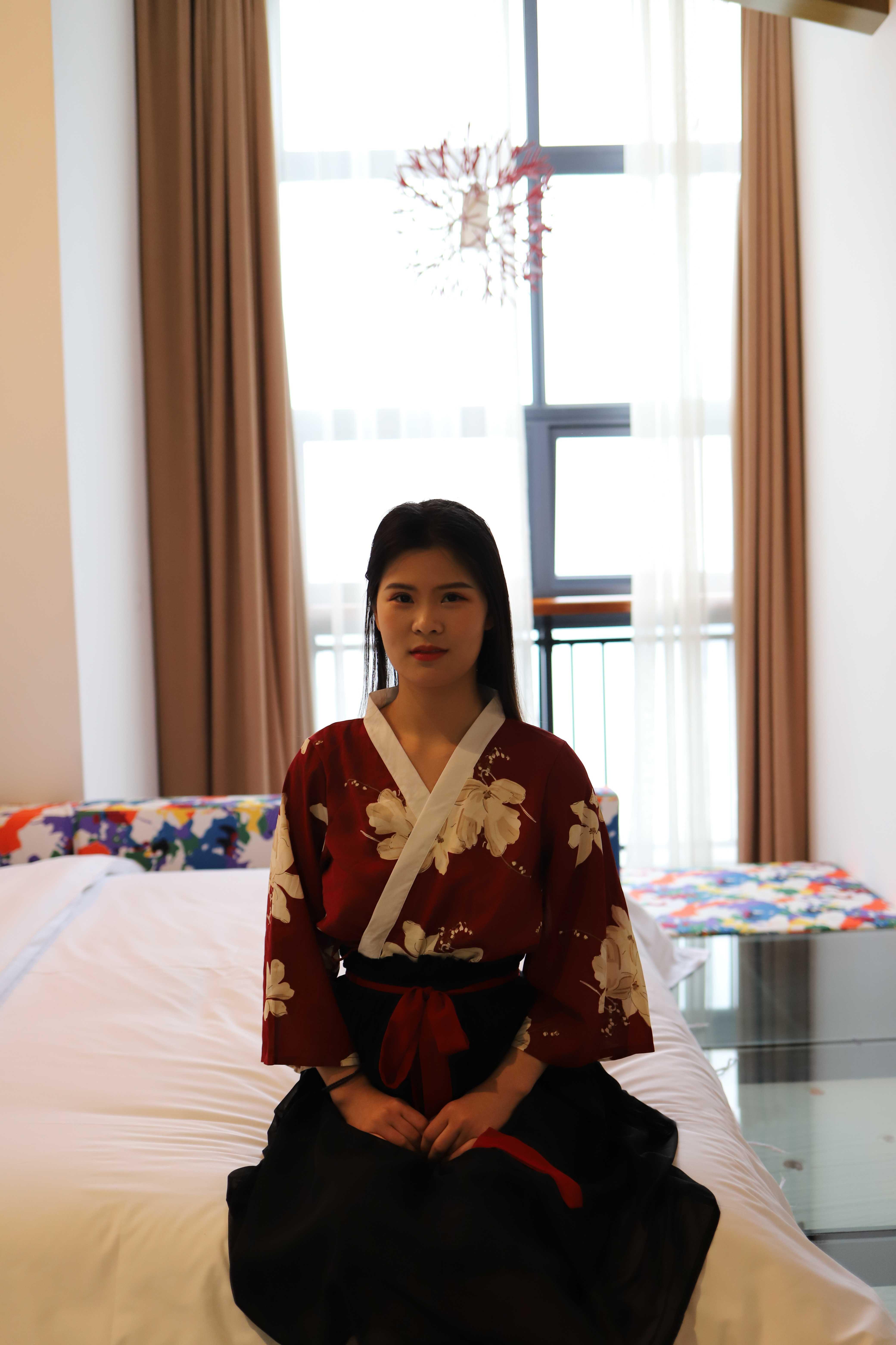 氣質小姐姐脫掉衣服漏出奶子