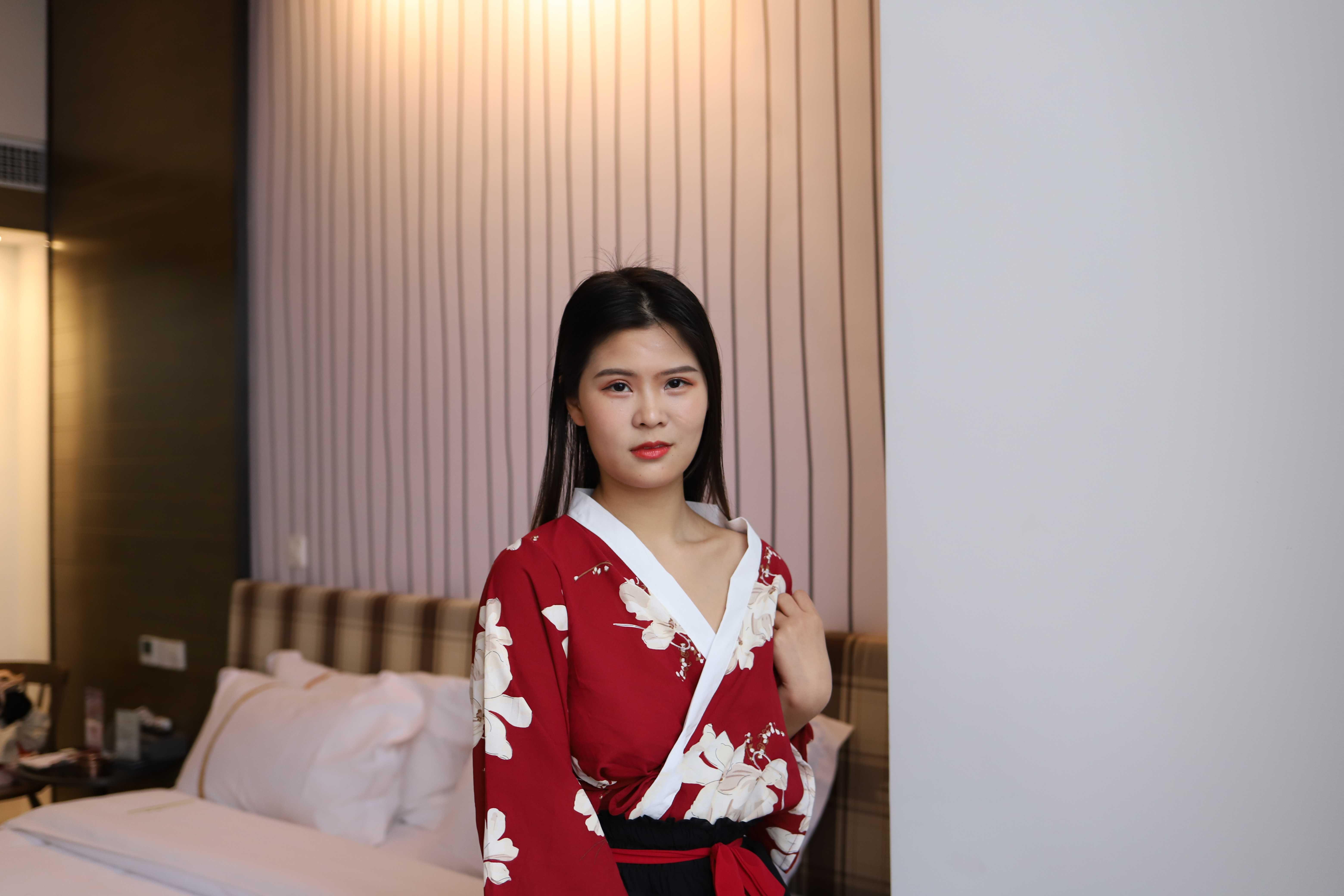 氣質小姐姐脫掉衣服漏出奶子