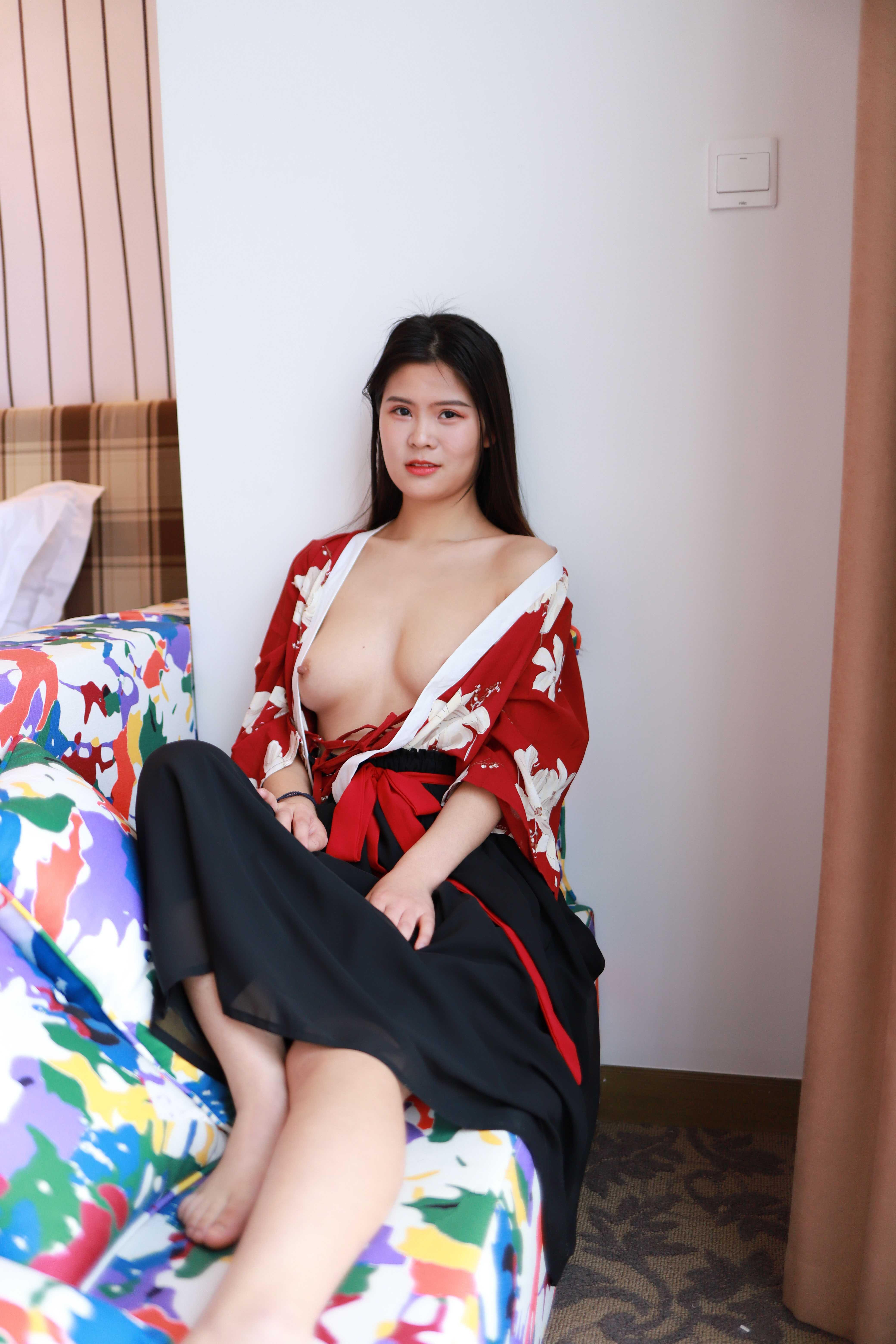 氣質小姐姐脫掉衣服漏出奶子