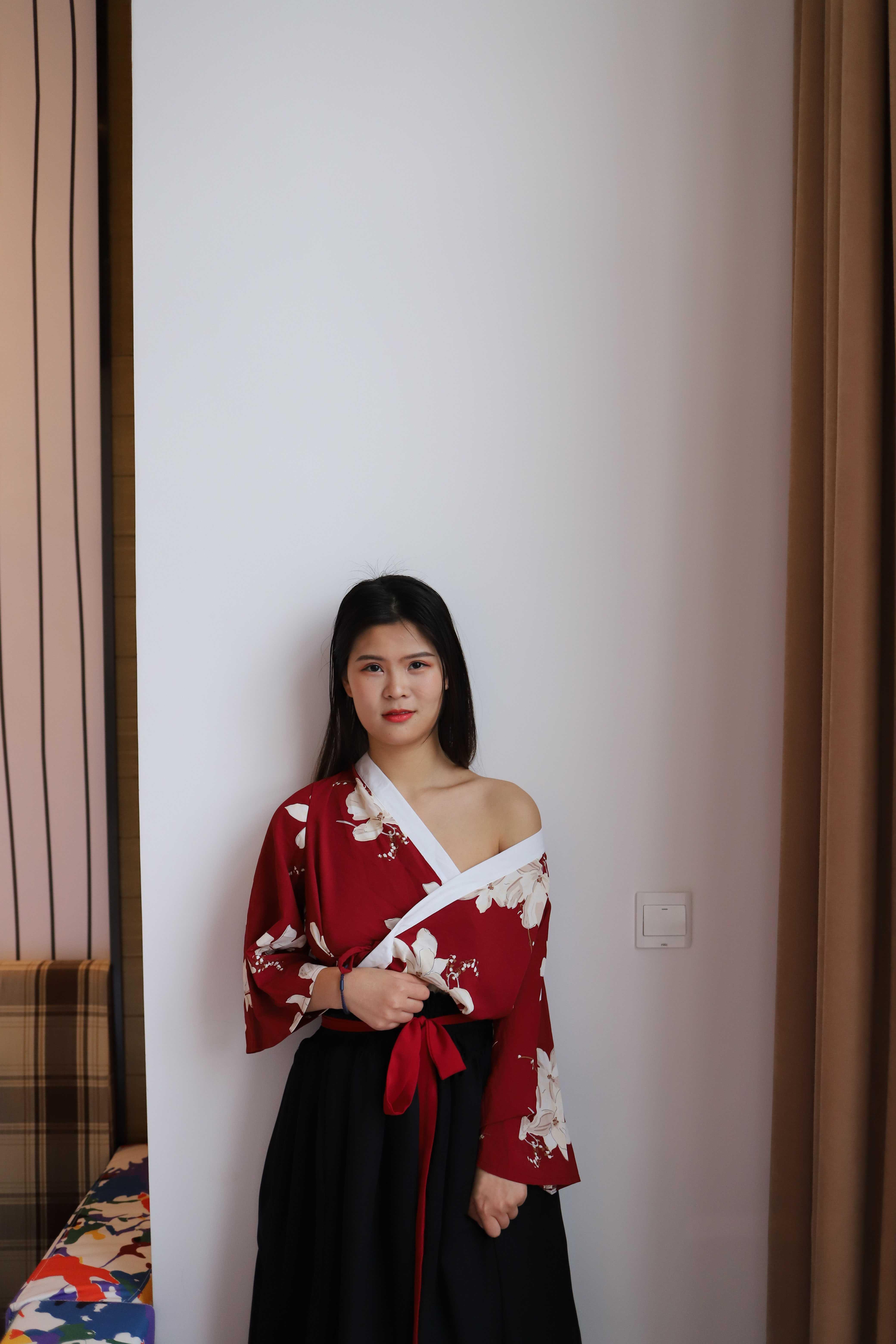 氣質小姐姐脫掉衣服漏出奶子