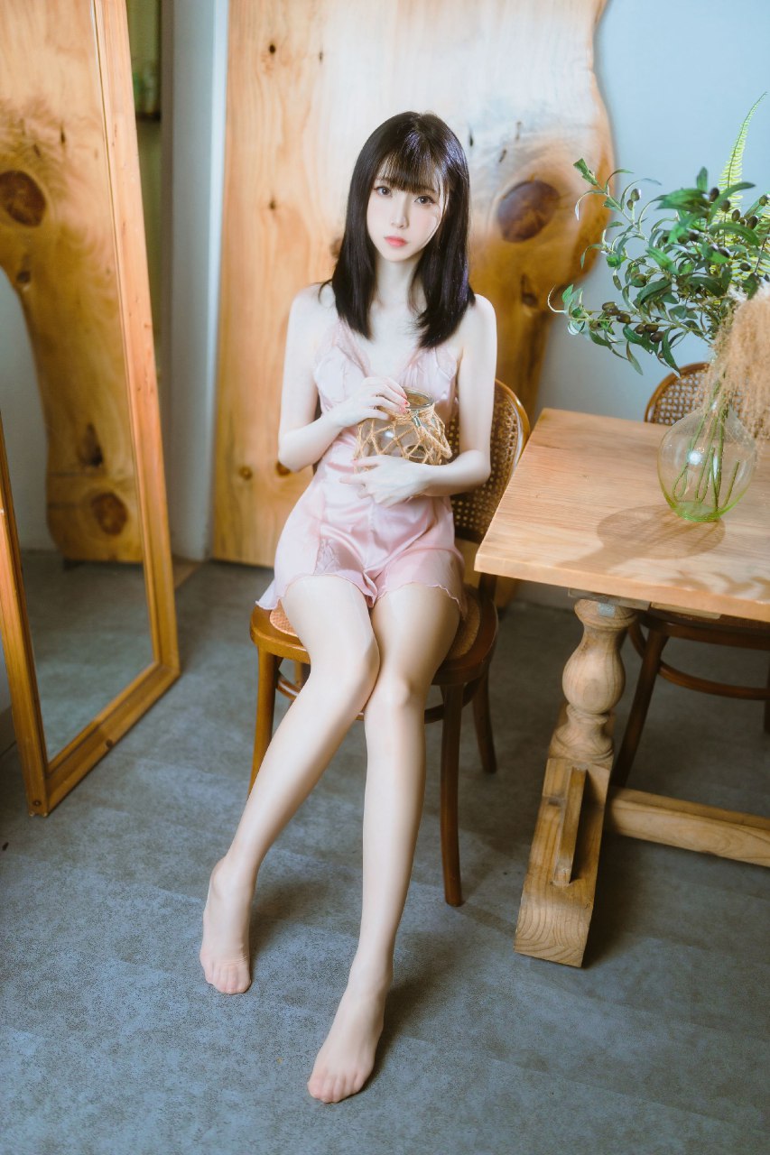 白嫩美腿柔美容顏