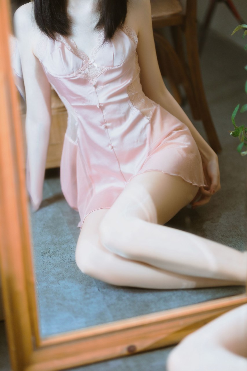 白嫩美腿柔美容顏