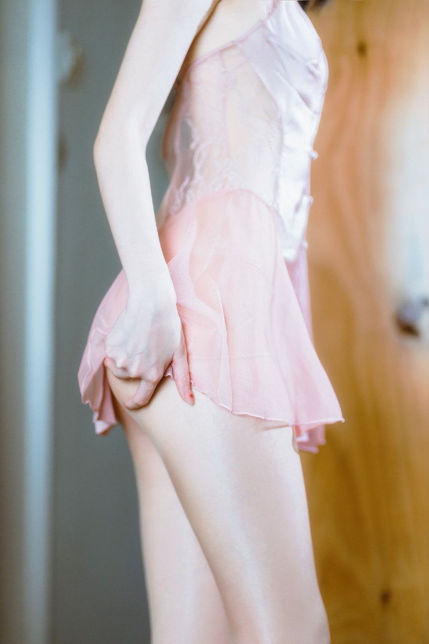 白嫩美腿柔美容顏
