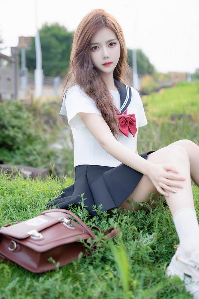 白芷苗條身材明艷動人