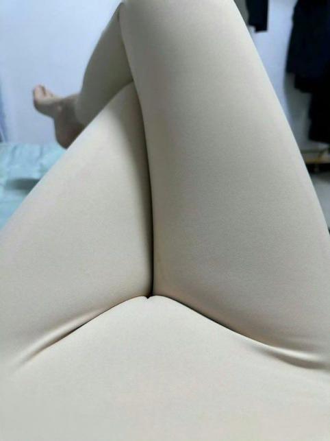 少婦若隱若現的誘惑