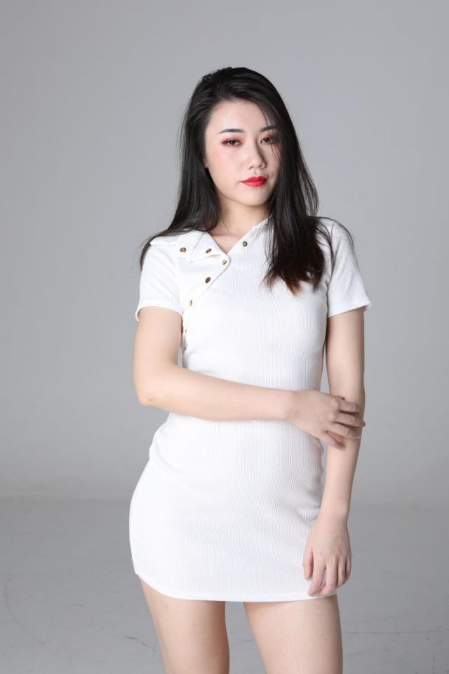 氣質(zhì)挺不錯的白衣少婦