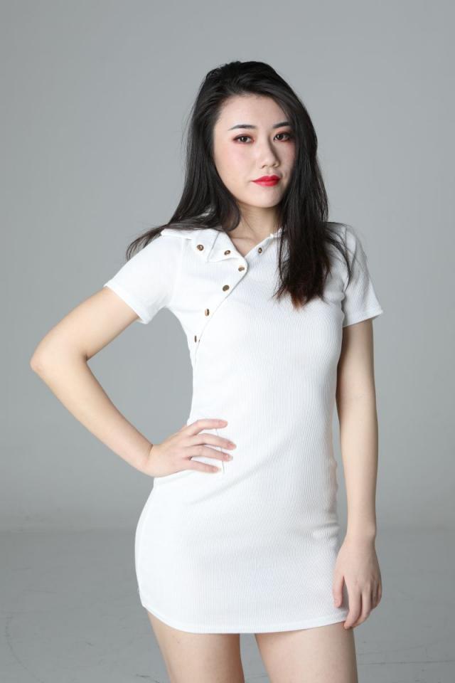 氣質(zhì)挺不錯(cuò)的白衣少婦