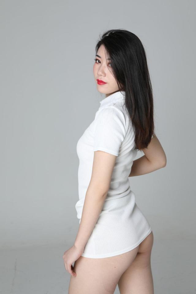 氣質挺不錯的白衣少婦