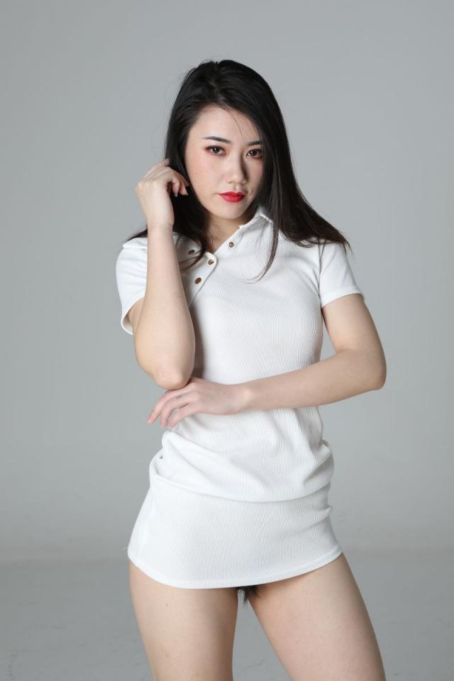 氣質(zhì)挺不錯(cuò)的白衣少婦