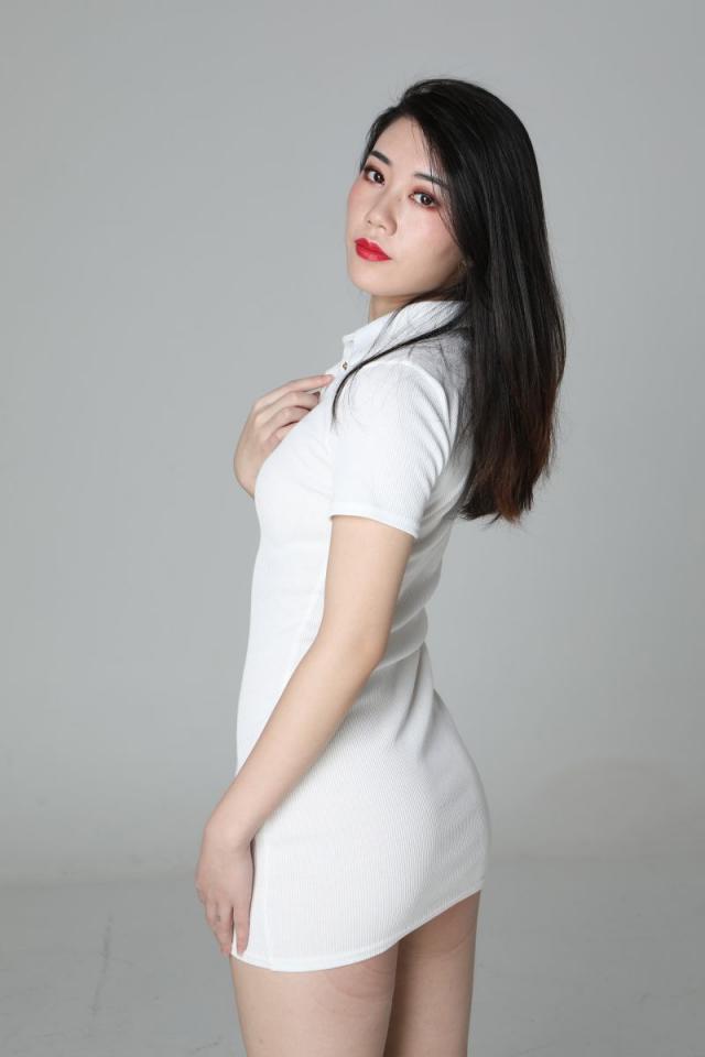 氣質(zhì)挺不錯(cuò)的白衣少婦