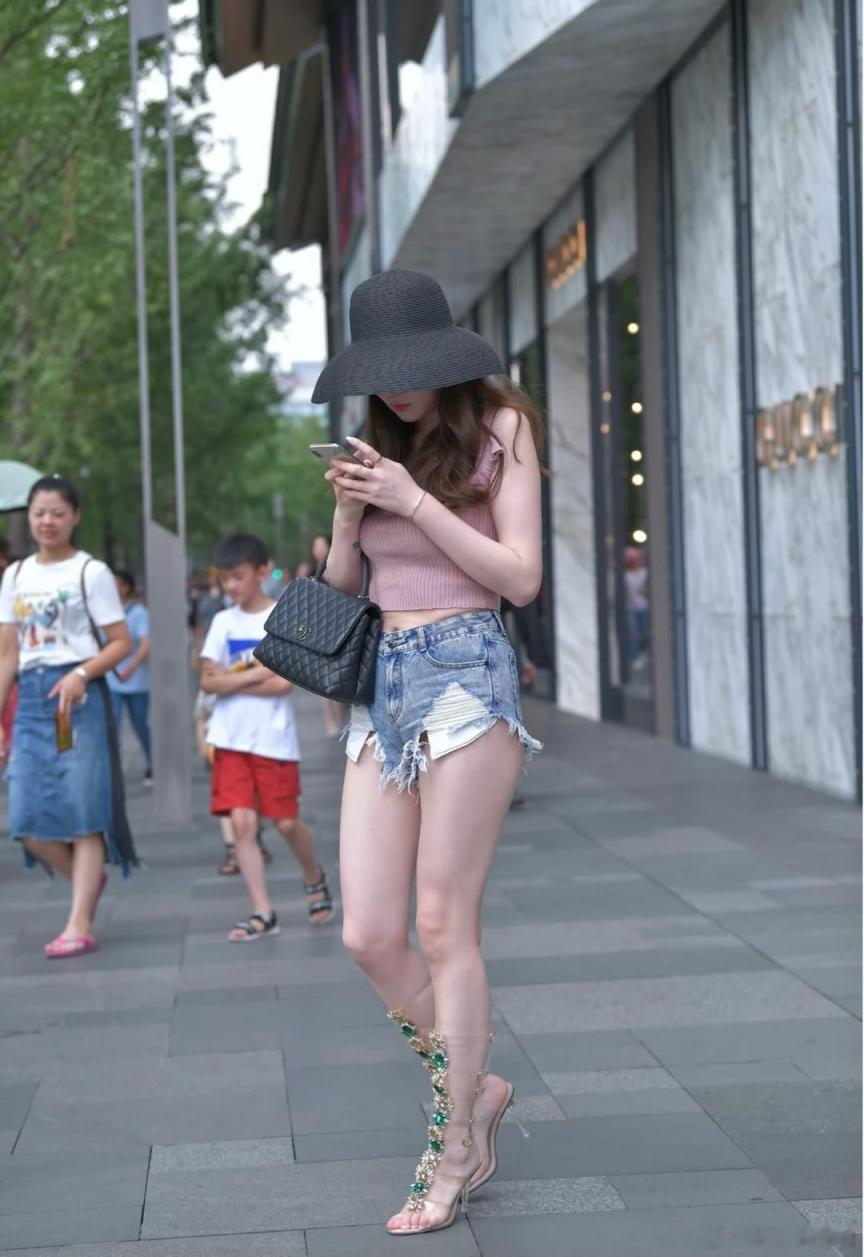 街拍齊逼短褲之若隱若現(xiàn)