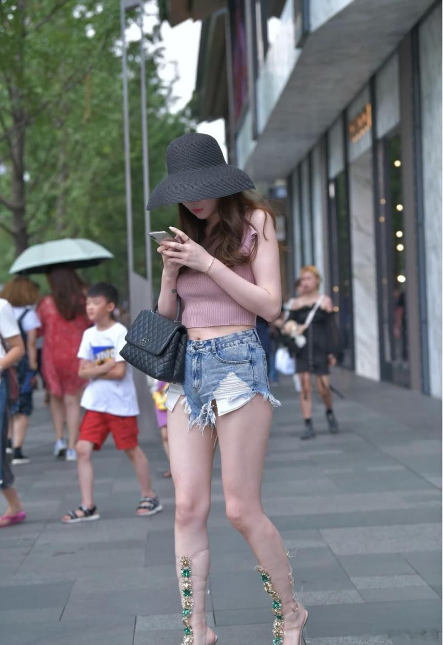 街拍齊逼短褲之若隱若現(xiàn)