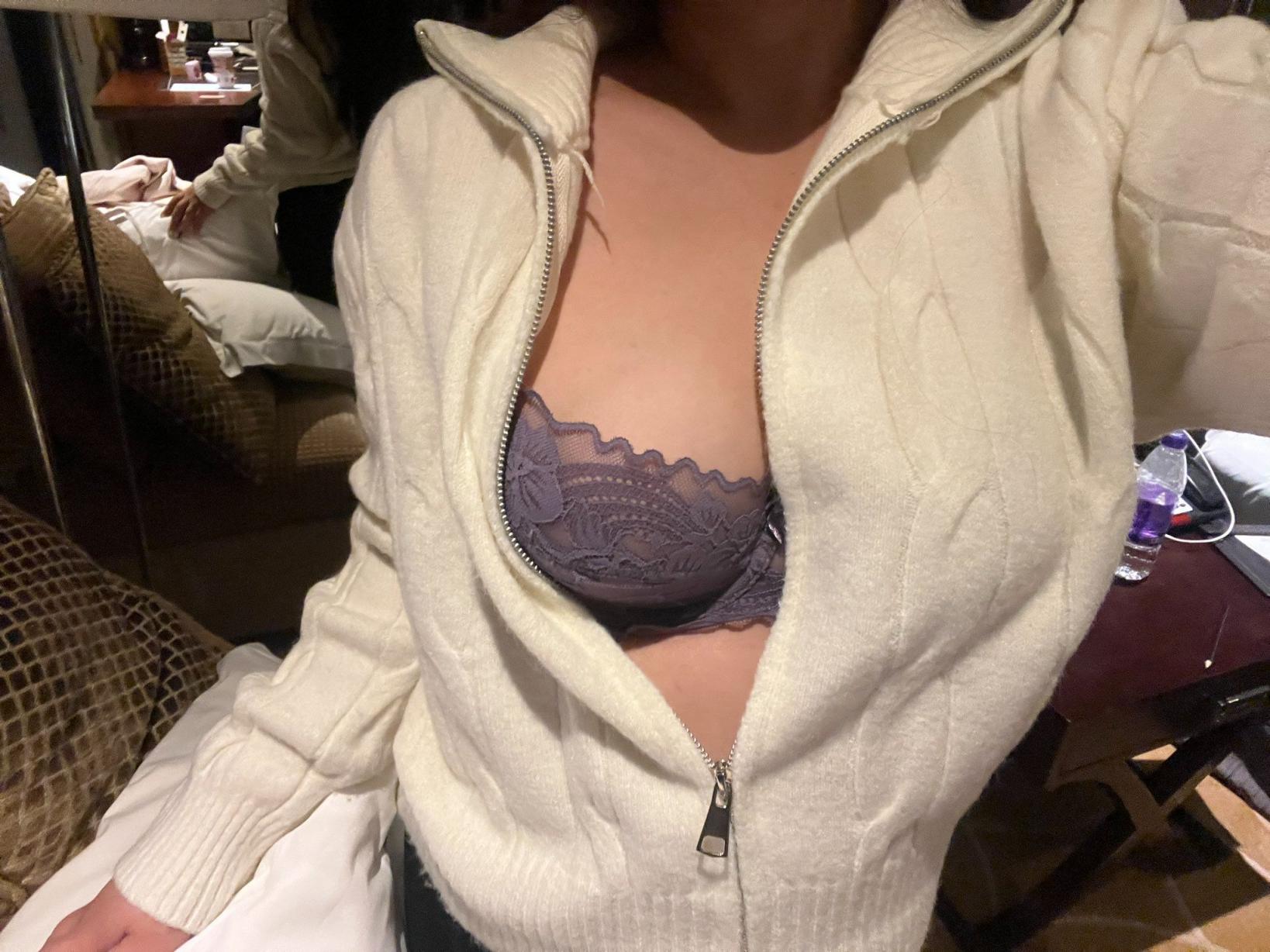 拉開胸罩看奶