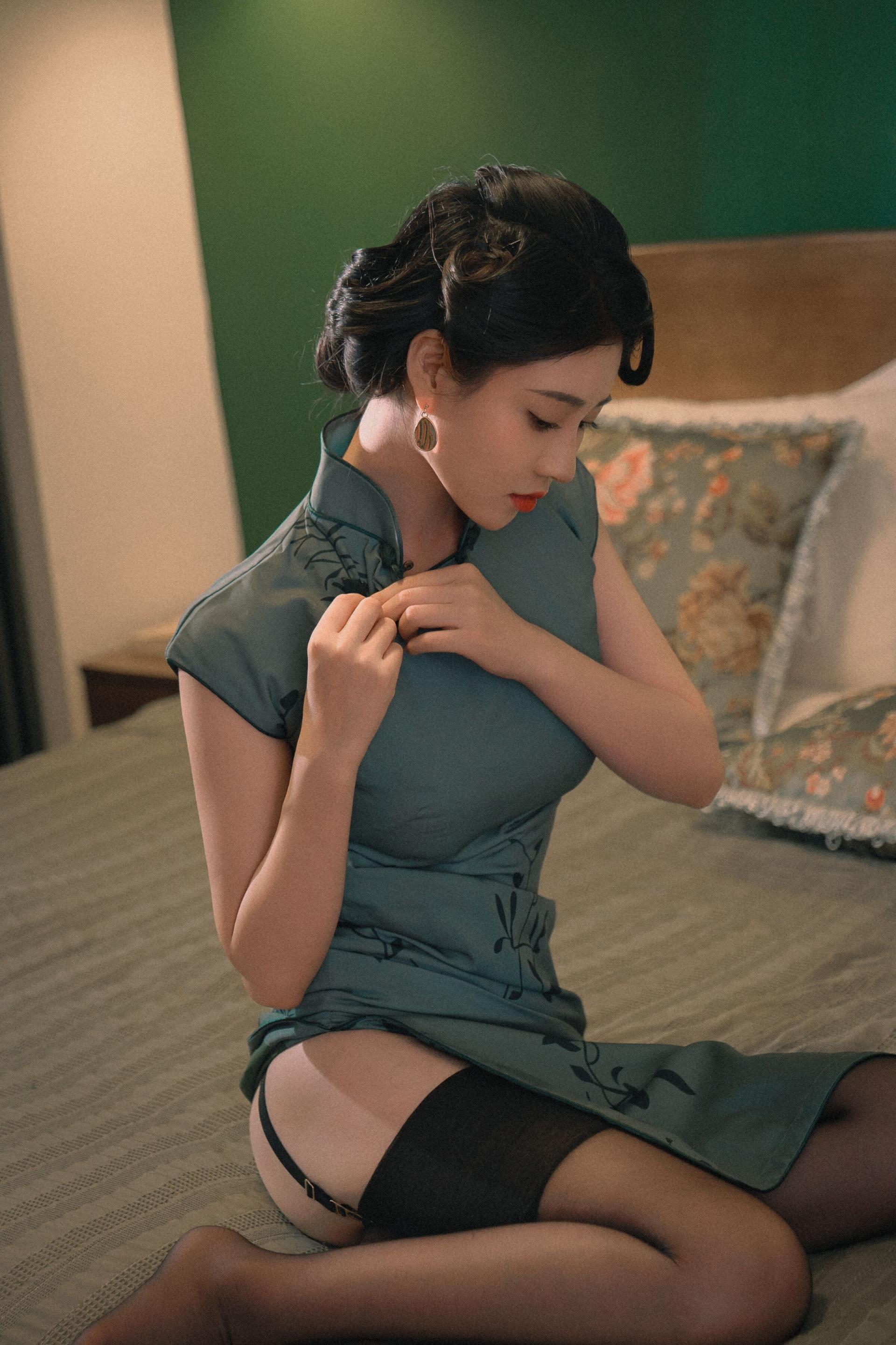 年年寫真打包，單發(fā)一套旗袍黑絲[67P]