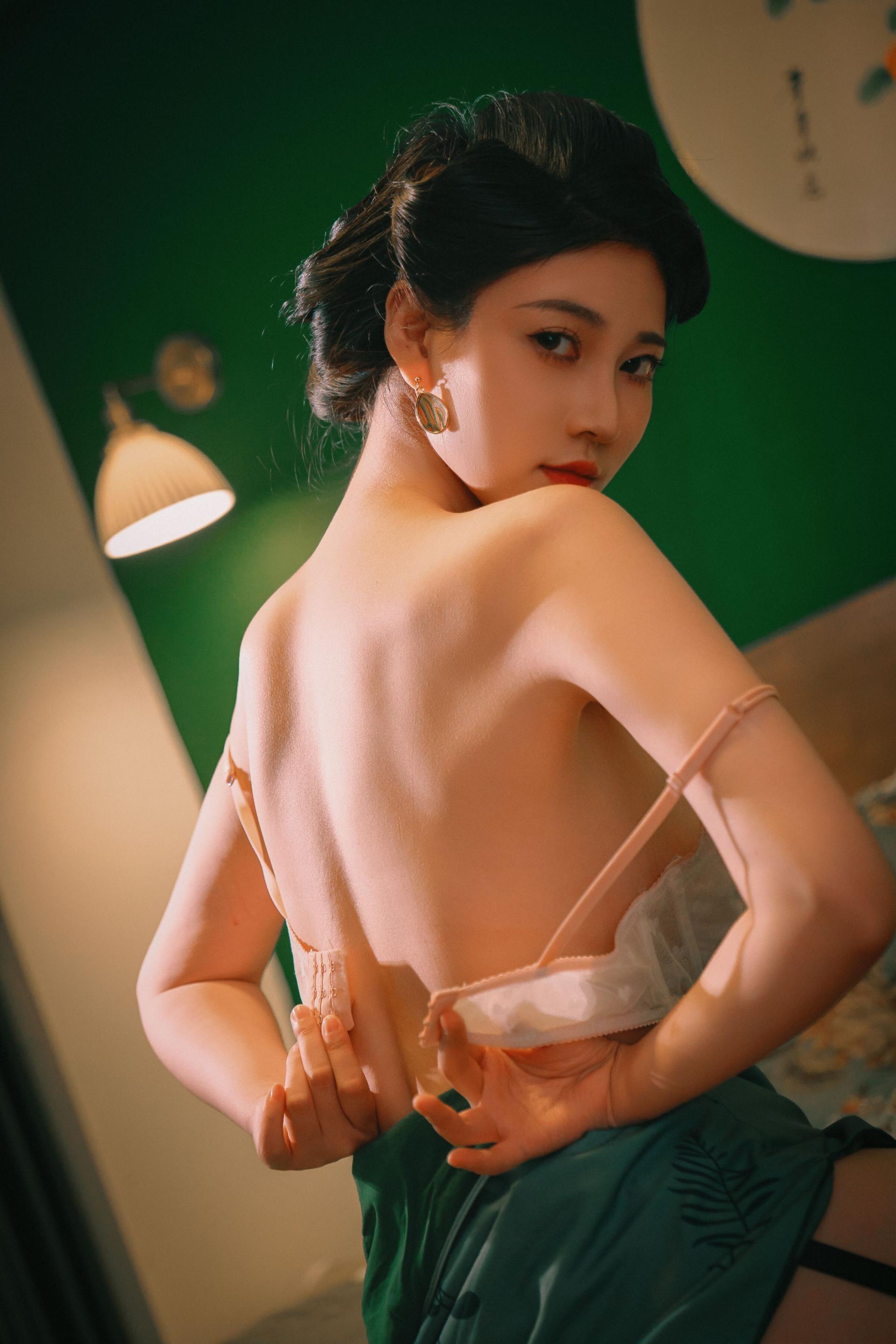 年年寫真打包，單發(fā)一套旗袍黑絲[67P]