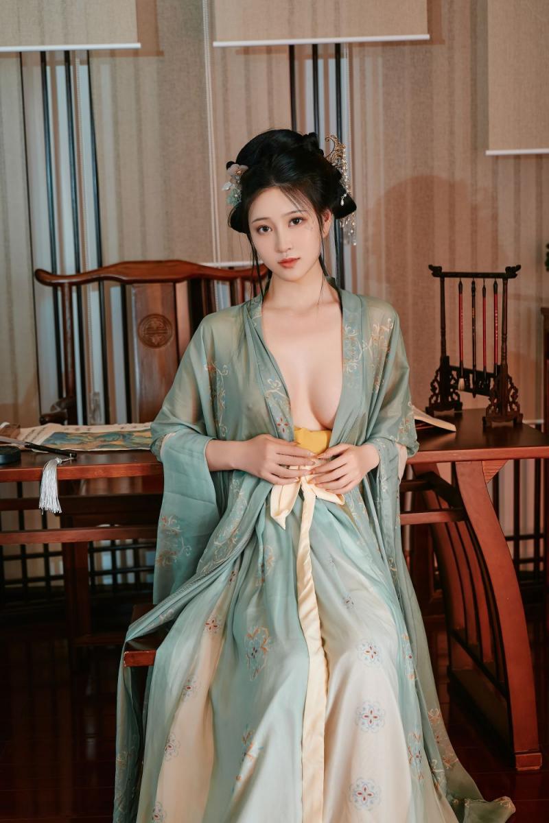 古裝妹子極品圓潤的美乳