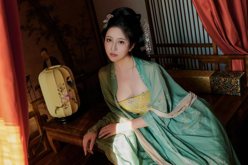 古裝妹子極品圓潤的美乳