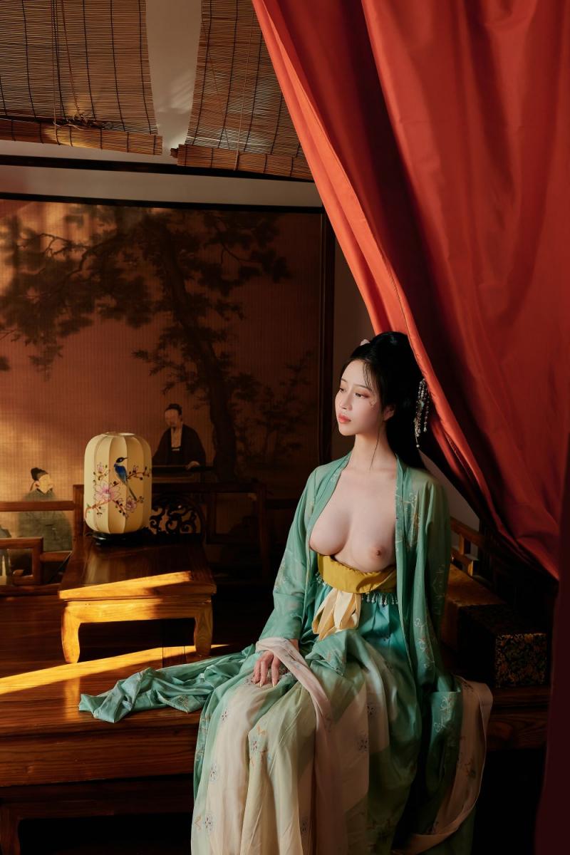 古裝妹子極品圓潤的美乳