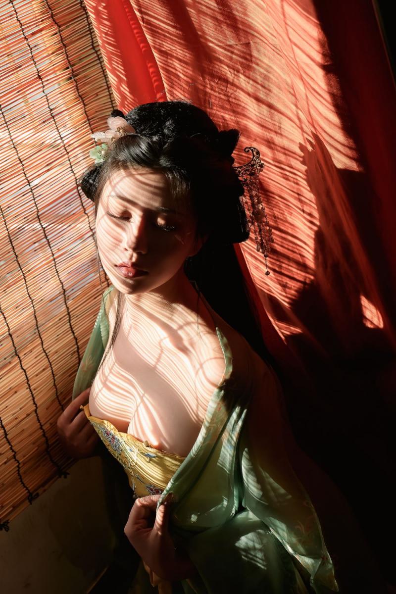 古裝妹子極品圓潤的美乳