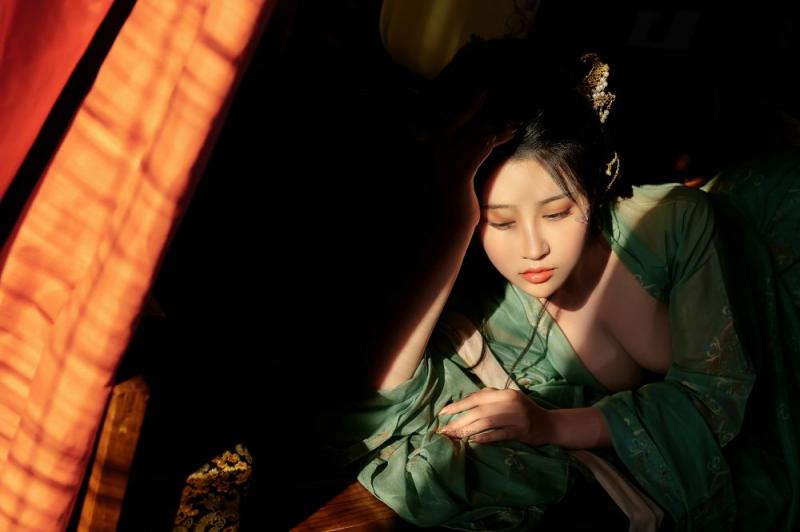 古裝妹子極品圓潤的美乳