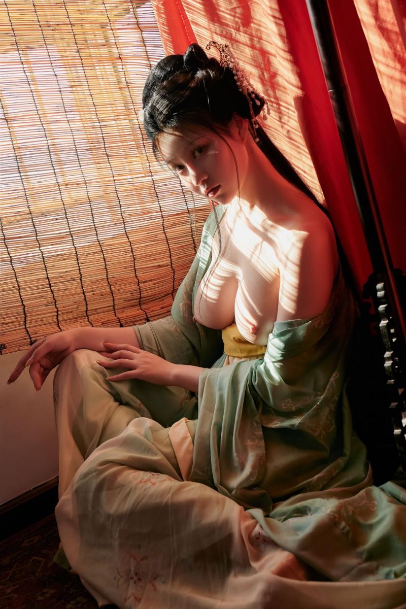古裝妹子極品圓潤(rùn)的美乳