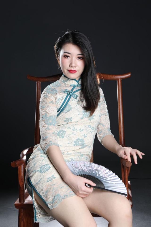 這旗袍妹子還真誘人呢