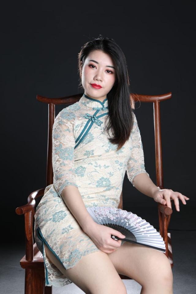 這旗袍妹子還真誘人呢