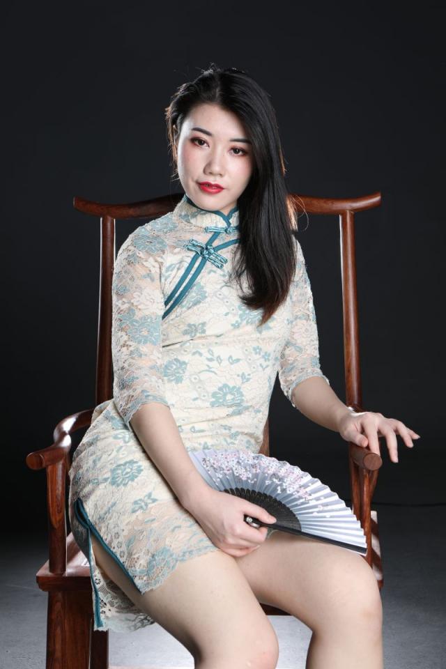 這旗袍妹子還真誘人呢