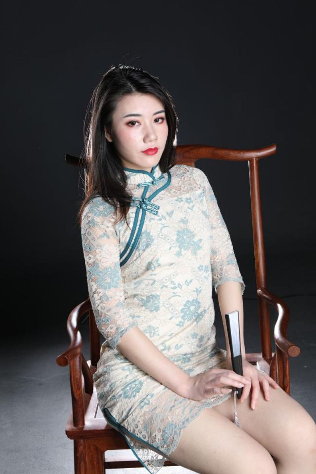 這旗袍妹子還真誘人呢