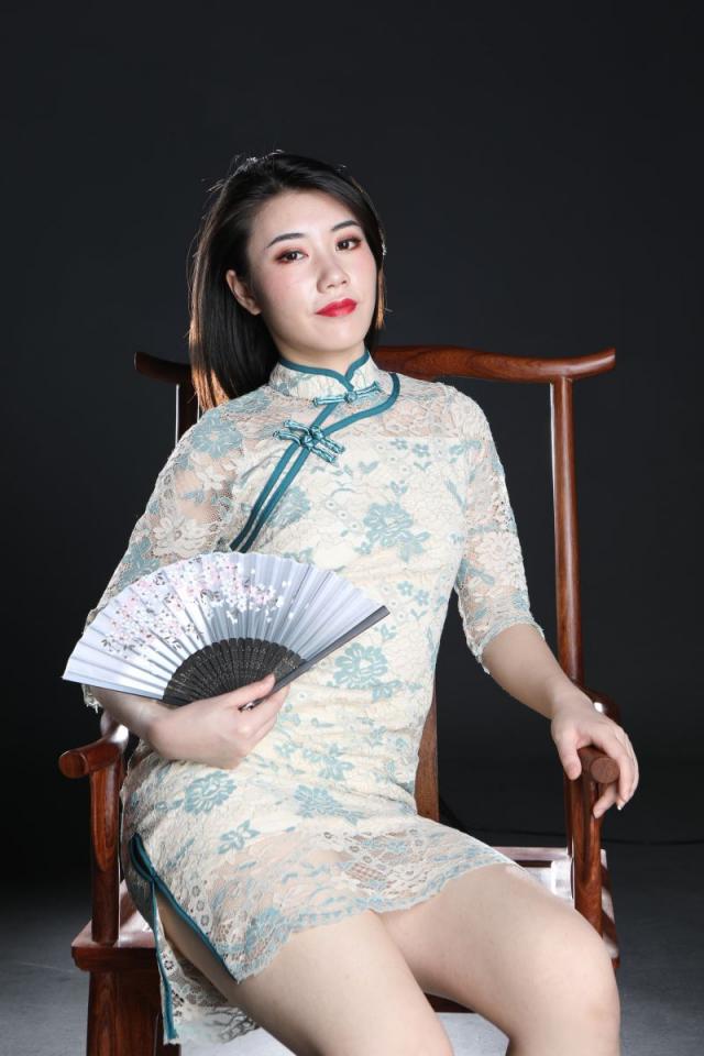 這旗袍妹子還真誘人呢