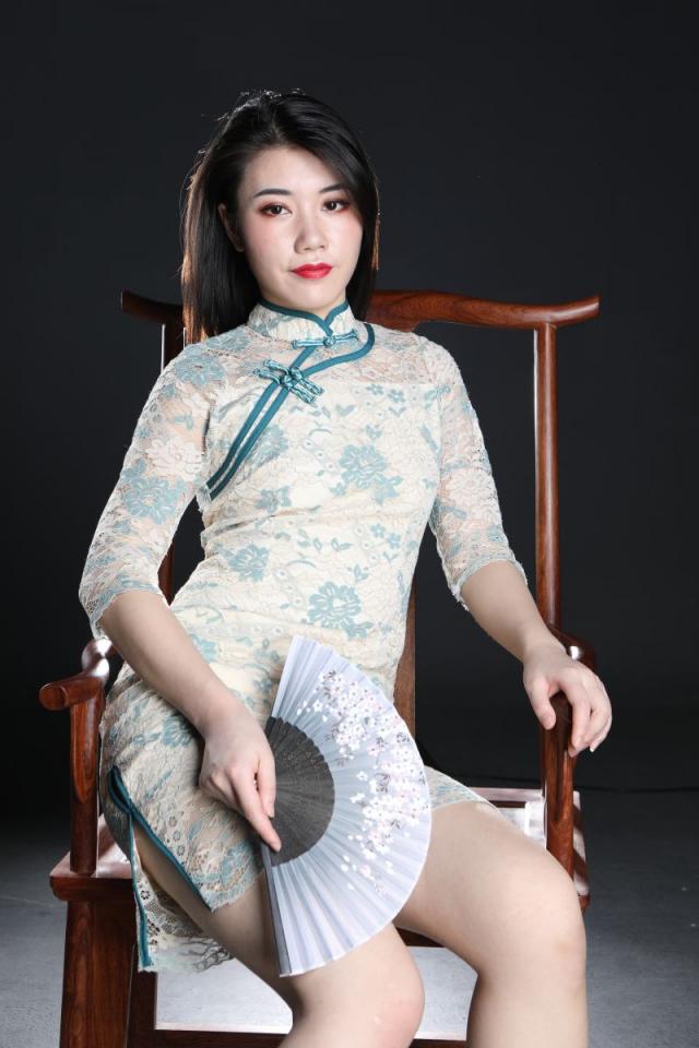 這旗袍妹子還真誘人呢