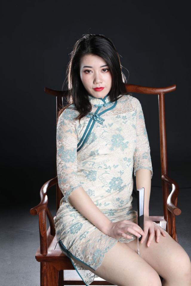 這旗袍妹子還真誘人呢