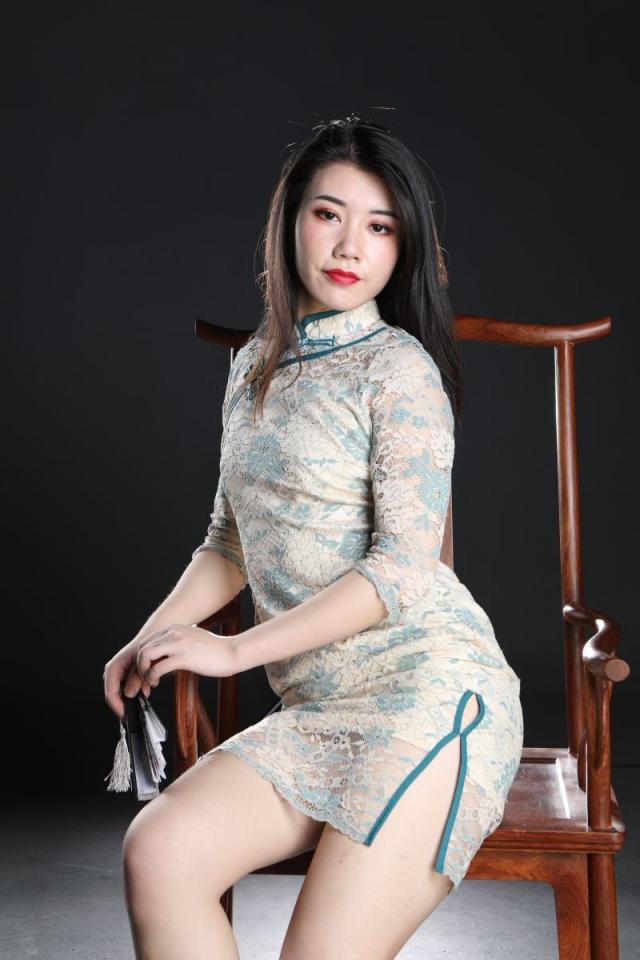這旗袍妹子還真誘人呢